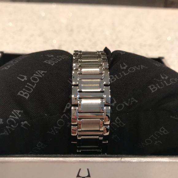 ^^^^SOLD****BULOVA DIAMOND WATCH - Picture 3 of 7